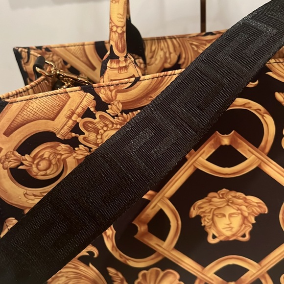 Versace Black and Gold Baroque Tote Bag - Picture 4 of 7